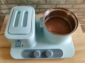 趁着水是煮开的，倒入泡好的三色藜麦中火煮10-12分钟，煮到藜麦胚芽冒出关火