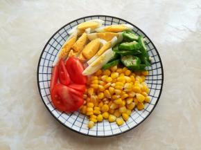 煮藜麦的时候，把番茄切小块，玉米剥粒，秋葵切小片，鸡蛋去壳切小块放一边备用