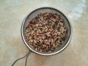 三色藜麦煮熟后过凉开水，沥一下水分，藜麦的胚芽越多，说明营养越高