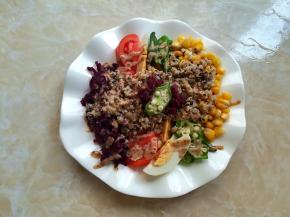 淋上一些沙拉酱，或者油醋酱拌匀就可以了