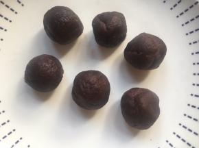 准备内陷：将豆沙揉成均匀大小的小剂子；