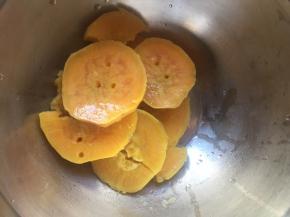 将切好的红薯片蒸熟；