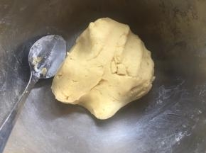 揉成光滑的柔软面团，为防止风干可盖上保鲜膜备用；
