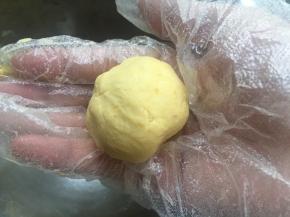 准备红薯皮：取适量面团，利用双手掌心稍微揉成球；