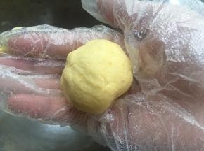 准备红薯皮：取适量面团，利用双手掌心稍微揉成球；