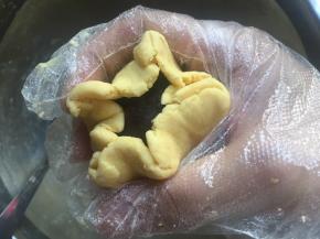 再利用虎口慢慢收拢；