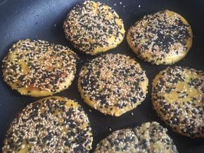 中小火持续加热，用锅铲平压表面，使其受热均匀，煎至底部饼皮颜色变深，呈现透明状翻面，两面煎好后就可以出锅了；