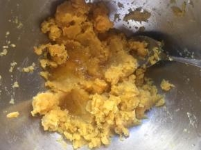 将蒸好的红薯片取出，根据红薯的甜度和自身的口味倒入适量的桂花蜜，再用勺子压拌成细腻的红薯泥，稍微晾凉备用；