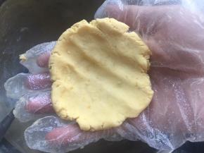再用双手掌心对压按扁，为了让饼皮厚薄一致；