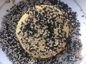 使圆饼两面沾满芝麻；