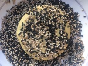 使圆饼两面沾满芝麻；