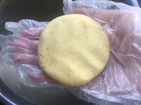 捏紧封口处朝下，轻轻整理成小圆饼状，再轻压表面，按扁成你想要的厚度；