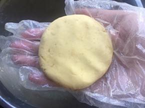 捏紧封口处朝下，轻轻整理成小圆饼状，再轻压表面，按扁成你想要的厚度；