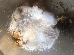 往红薯泥（160克）中，倒入糯米粉（80克），因红薯泥干湿度不同，所以建议将糯米粉少量多次加入；（可参考红薯泥：糯米粉 = 2：1这个比例）