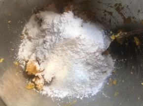 往红薯泥（160克）中，倒入糯米粉（80克），因红薯泥干湿度不同，所以建议将糯米粉少量多次加入；（可参考红薯泥：糯米粉 = 2：1这个比例）