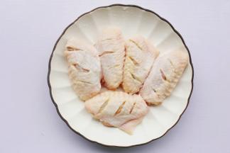 鸡翅两面切三刀。