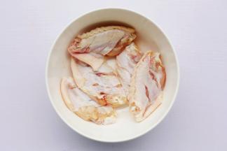 鸡翅放入碗中。