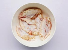 鸡翅放入碗中。