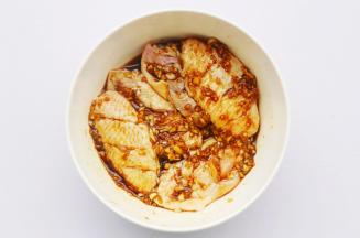 放入一半料汁。