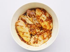 放入一半料汁。