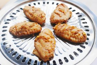 烤盘刷一层油，放入鸡翅。