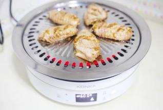 刷上蒜末和调味汁，不断翻面，两面反复煎至金黄，熟透即可。