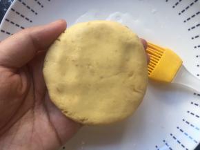 在小圆饼两面抹上一层薄薄的清水；