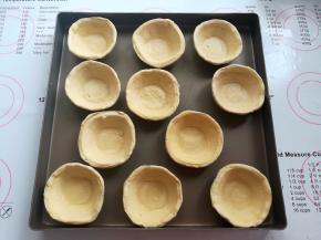 蛋挞皮取出放到烤盘里彻底解冻