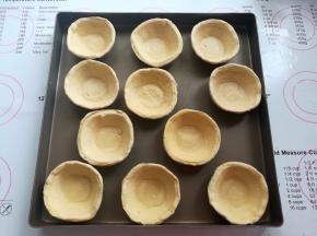 蛋挞皮取出放到烤盘里彻底解冻