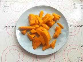 芒果削掉外皮，芒果肉切成小块