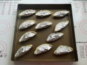 把蛋挞皮两边朝中间对折