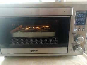 烤盘放入预热好的烤箱中层，上下火200度烤20分钟