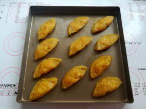 芒果酥烤到10分钟的时候，烤箱按下暂停键，取出烤盘，剥掉蛋挞皮上的锡纸