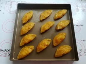 芒果酥烤到10分钟的时候，烤箱按下暂停键，取出烤盘，剥掉蛋挞皮上的锡纸