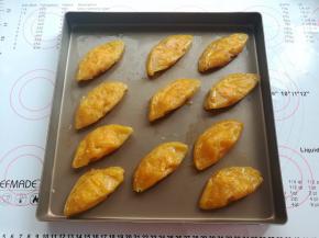 芒果酥上刷适量的全蛋液