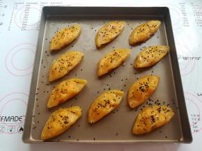 撒上黑芝麻，不要撒太多，只是用来装饰的，用白芝麻也是可以的，放回烤箱继续200度上下火烤10分钟