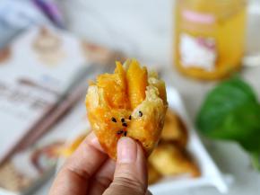 芒果酥烤出炉以后趁热吃，咬一口里面是甜甜的芒果肉