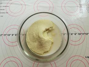 准备一个干净的大碗，放入奶粉和纯牛奶