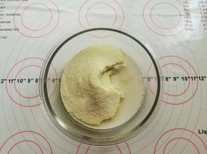 准备一个干净的大碗，放入奶粉和纯牛奶