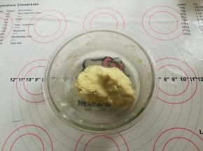 戴一次性手套把奶粉和牛奶混合到没有干奶粉的状态