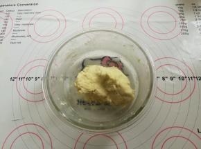 戴一次性手套把奶粉和牛奶混合到没有干奶粉的状态