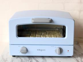 奶片放到烤箱里，设置温度200度烤8分钟，如果用的是大烤箱，放烤箱中层上下火150度烤8分钟左右