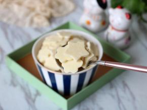 可以用果汁代替纯牛奶做彩色的奶片，比如火龙果汁，猕猴桃果汁，芒果汁都可以