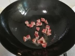 热锅热油放入牛肉丁翻炒变色盛出来