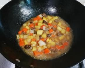 放入和食材平齐的温水