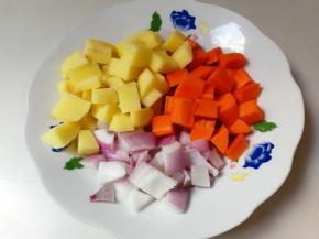 洋葱，胡萝卜，土豆去皮切成丁