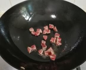 热锅热油放入牛肉丁