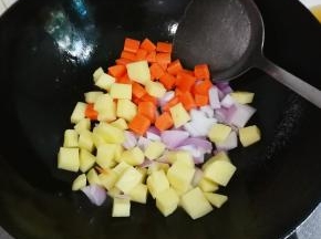 锅中余油放入洋葱，胡萝卜，土豆翻炒出香味