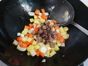 放入牛肉丁，放入半小勺盐，半小勺糖，一勺生抽