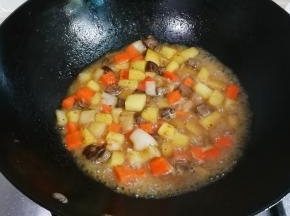 放入和食材平齐的温水大火烧开，转小火烧两分钟焖一会